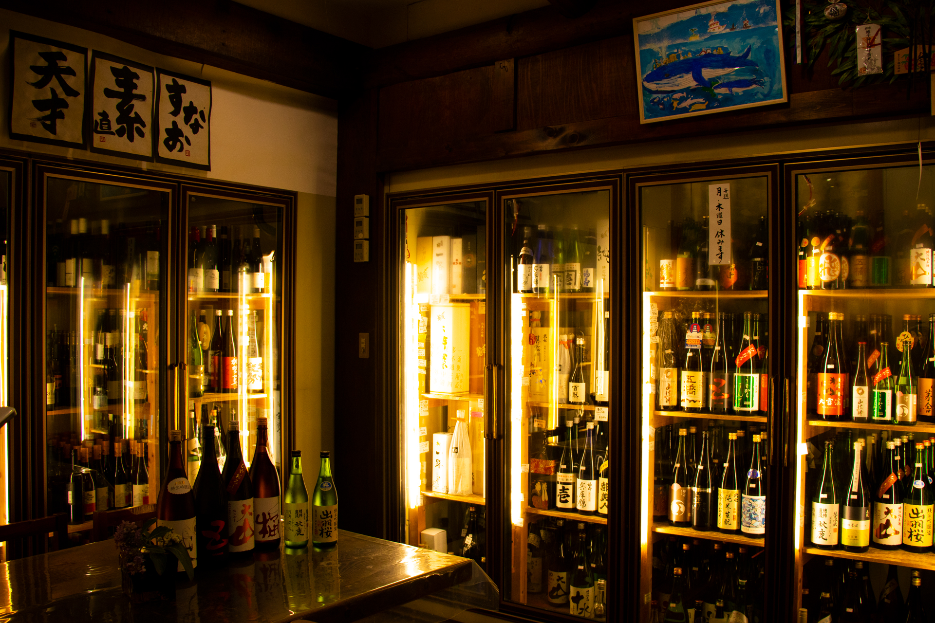 お酒がガラス張りの冷蔵庫内に陳列されている写真