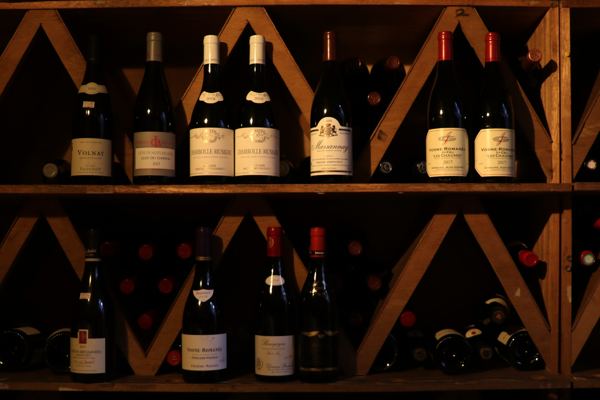 地下のワインセラーにワインボトルが並んでいる写真